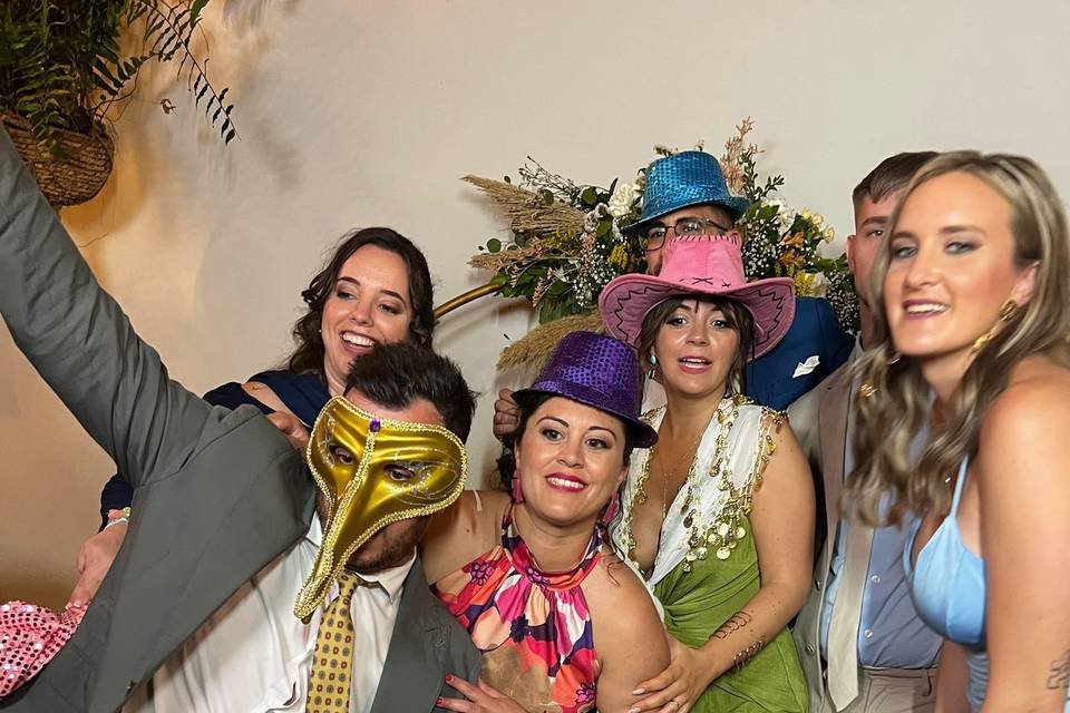 Fotomatón para comunión en Navarra - Familia completa en fotocabina