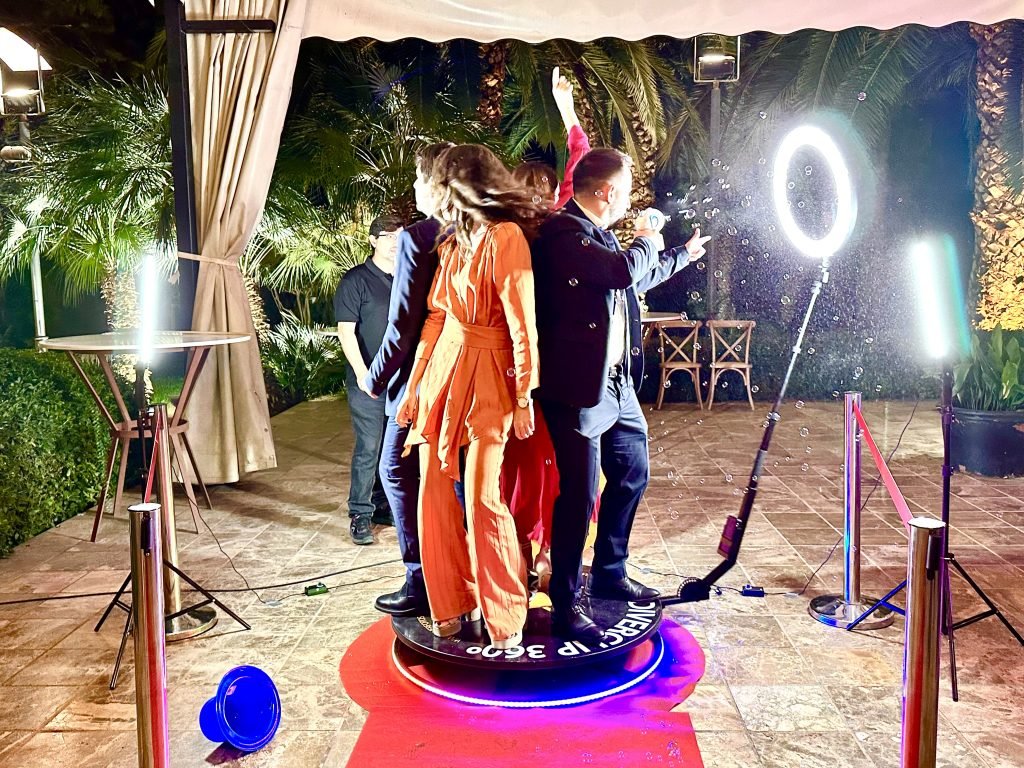 Fotomatón para boda en  Zaragoza - Estudiantes con atrezzo divertido